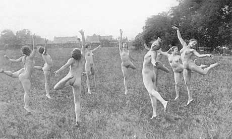 Women-dancing-naked-in-a--0